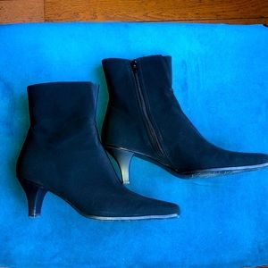 STUART WEITZMAN GORE TEX BLACK EUC BOOTIES SIZE 9!